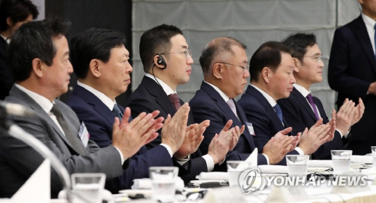 지난 3월 17일 도쿄 게이단렌 회관에서 열린 한일 비즈니스라운드 테이블에서 신동빈 롯데그룹 회장(왼쪽 두 번째부터), 구광모 LG그룹 회장, 정의선 현대자동차그룹 회장, 최태원 SK그룹 회장, 이재용 삼성전자 회장이 박수치고 있다. 연합뉴스